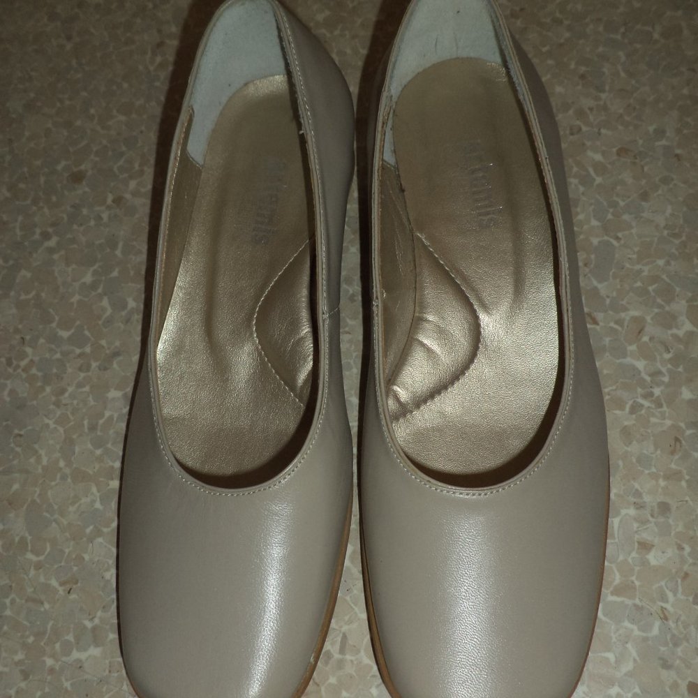 ARTEMIS classic lt tan low heel pumps sz 6M/EUR 36